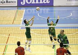 Paulo Renan Bertassoni 'divide' con Borja para la 'pipe' de Víctor Rodríguez.