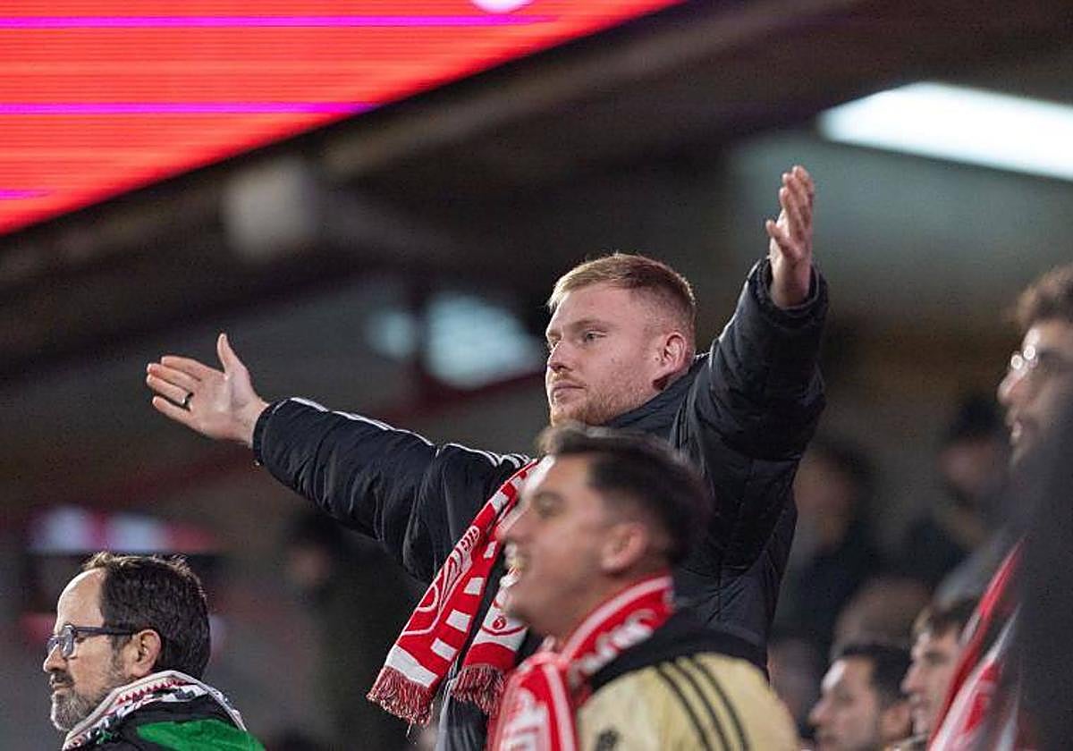 Un aficionado abre los brazos en señal de disconformidad.