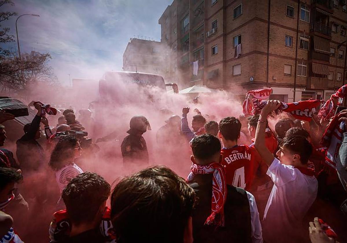 Recibimiento al Granada en el partido con la UDA.