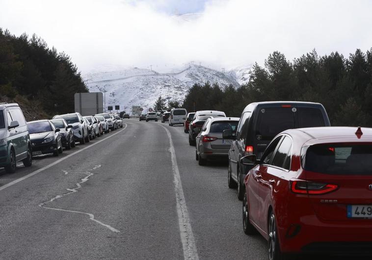 Tráfico denso en el acceso a Sierra Nevada por la subida de visitantes y la Copa del Mundo de snow