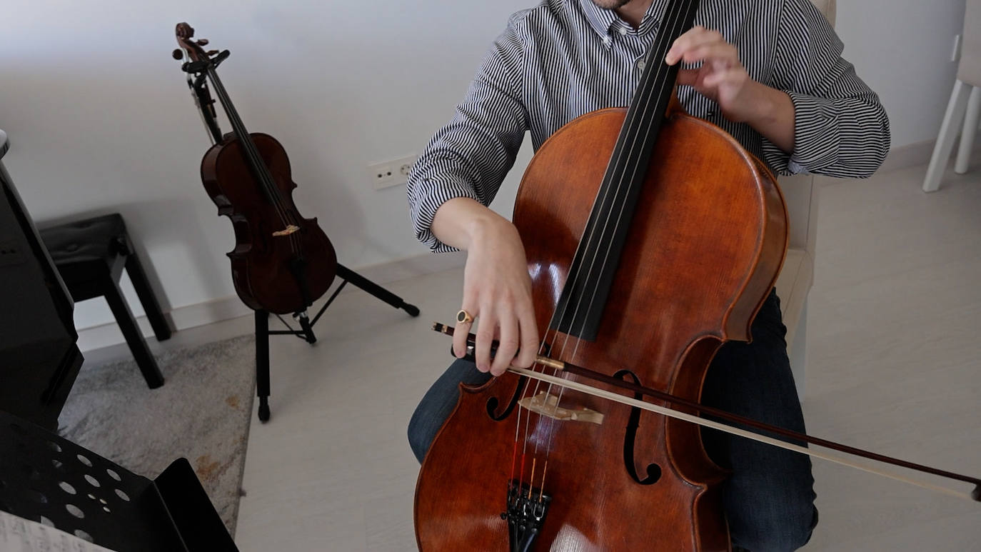 El cello de Alberto, construido a medida en Alemania, suena como si fuera un Stradivarius.