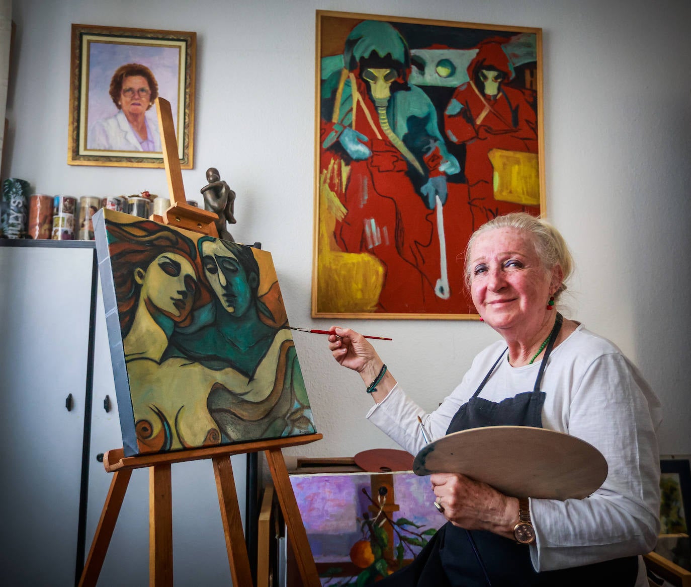 Ángeles, en el retrato de la izquierda, observa a su hija.