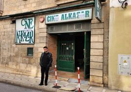 Carlos Aceituno, ante las clásicas puertas verdes del Cine Alkázar.