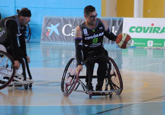 Un jugador del Covirán Churriana Inclusivo avanza con el balón.