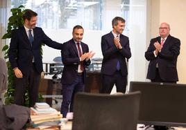 Antonio González felicita a Quico Chirino mientras Fernando Belzunce y Eduardo Peralta aplauden.