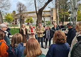 La Junta, el Ayuntamiento y técnicos explicaron a vecinos y padres el proyecto de La Alameeda.