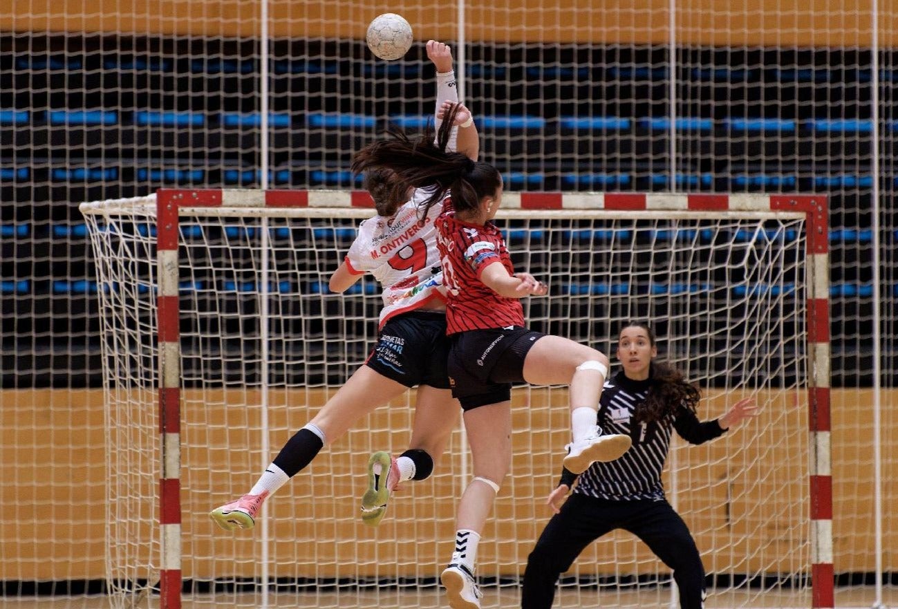 Marta Ontiveros remata tras una disputa