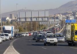 Vehículos conduciendo en la Circunvalación de Granada.