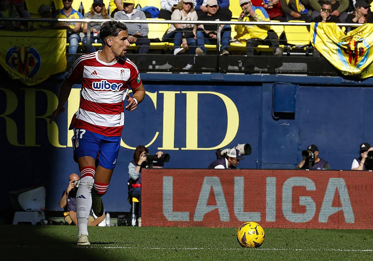 Theo Corbeanu avanza con el balón por banda en el Estadio de la Cerámica.