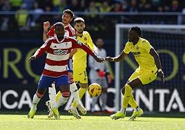 Martin Hongla pelea por un balón dividido durante el partido contra el Villarreal.