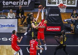 Jacob Wiley puntea un lanzamiento de Aaron Doornekamp.