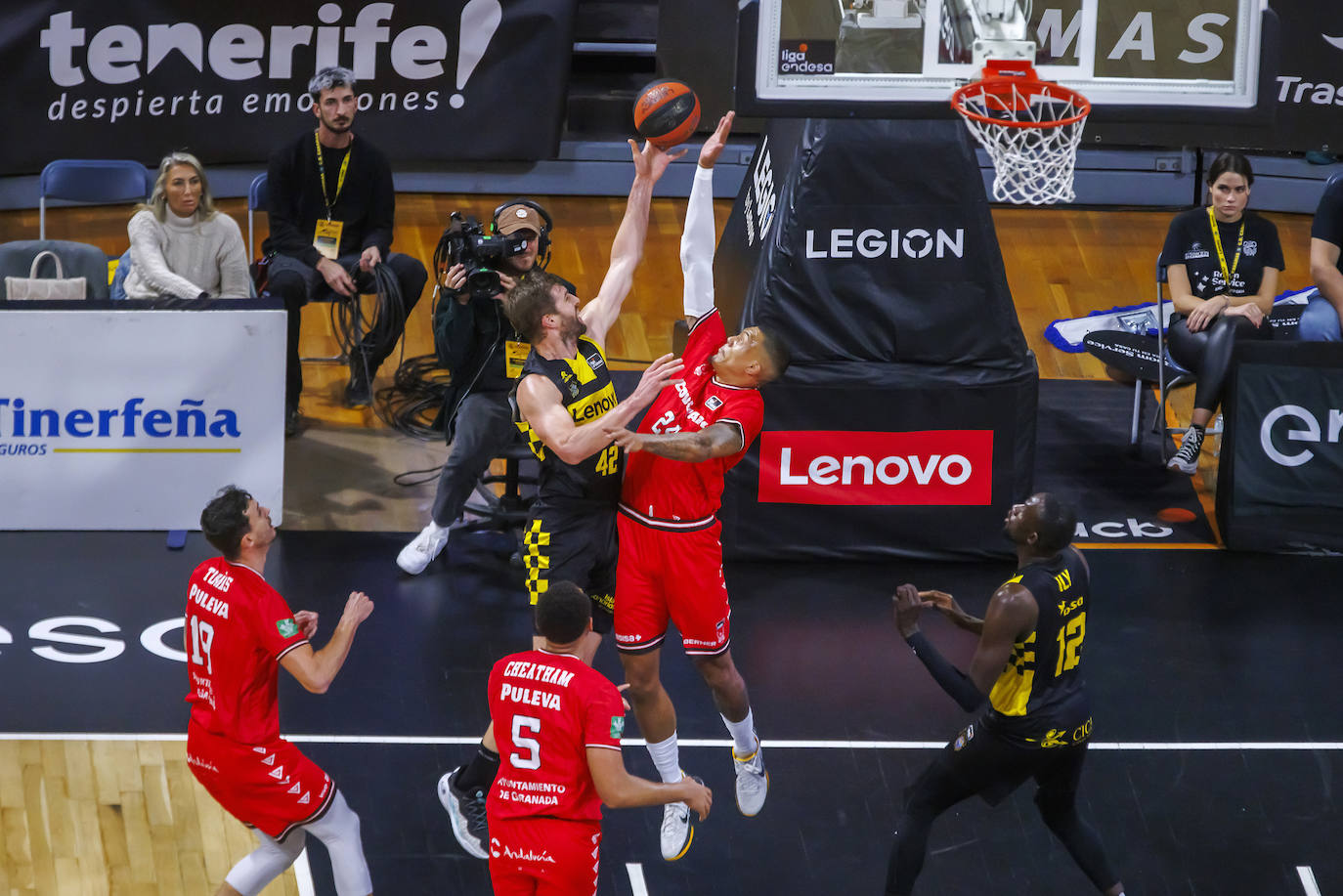 Jacob Wiley puntea un lanzamiento de Aaron Doornekamp.