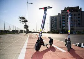 Dos patinetes eléctricos en una carril bici de Almería.