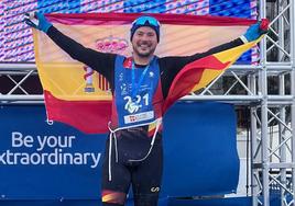 El granadino Javier López García, en el podio con su medalla y la bandera española.