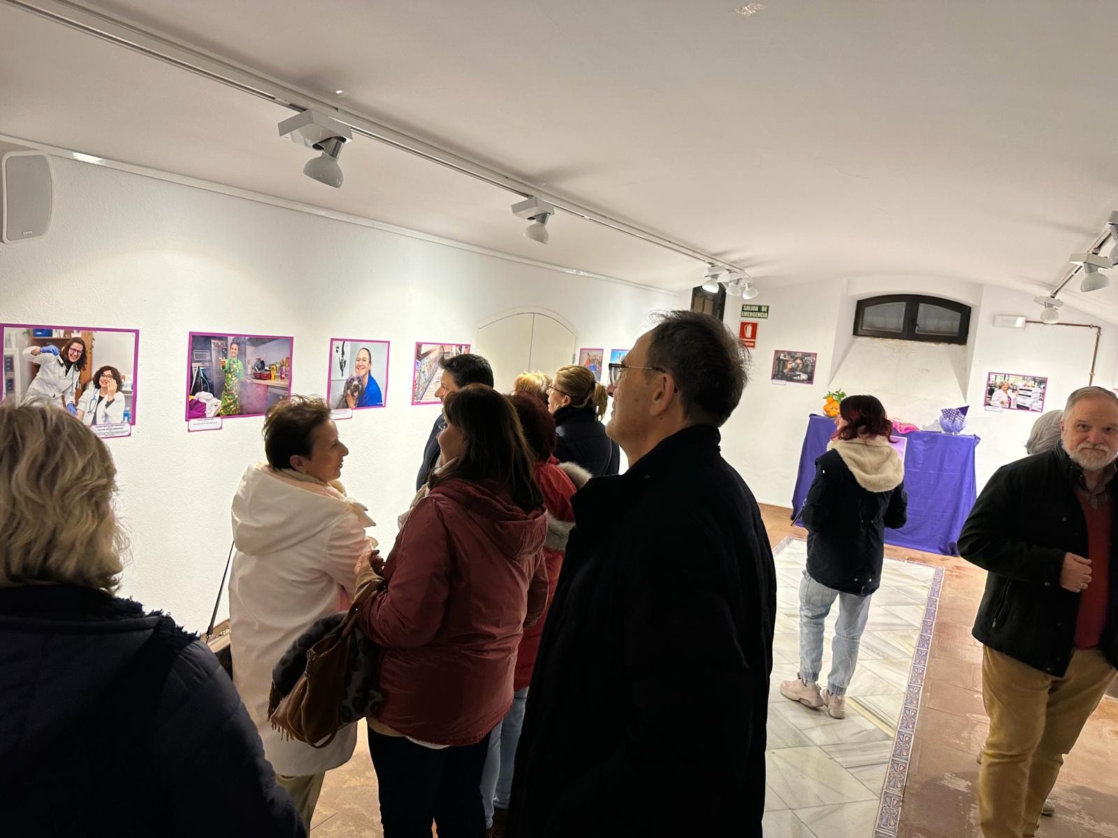 Público en la exposición 'Visibles', de Martos.