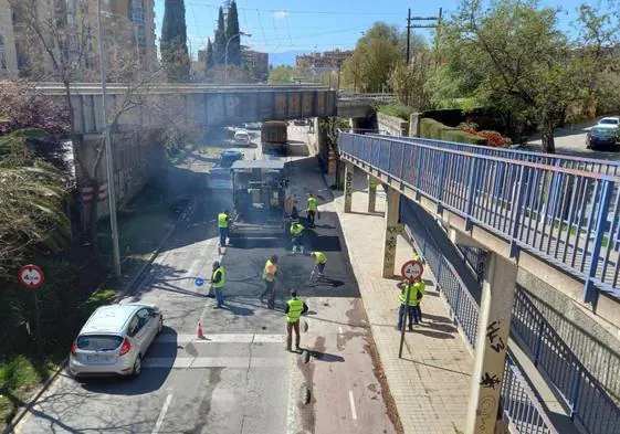 Áridos Anfersa en el asfaltado de Circunvalación de La Encina, en la Chana.