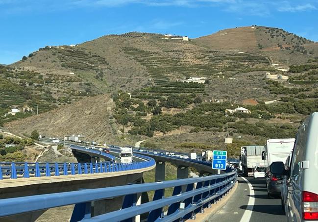 Atasco en la A-7 en Almuñécar tras el incendio de un camión