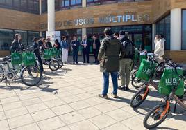 Acto de entrega de las bicicletas eléctricas en el Campus de las Lagunillas.
