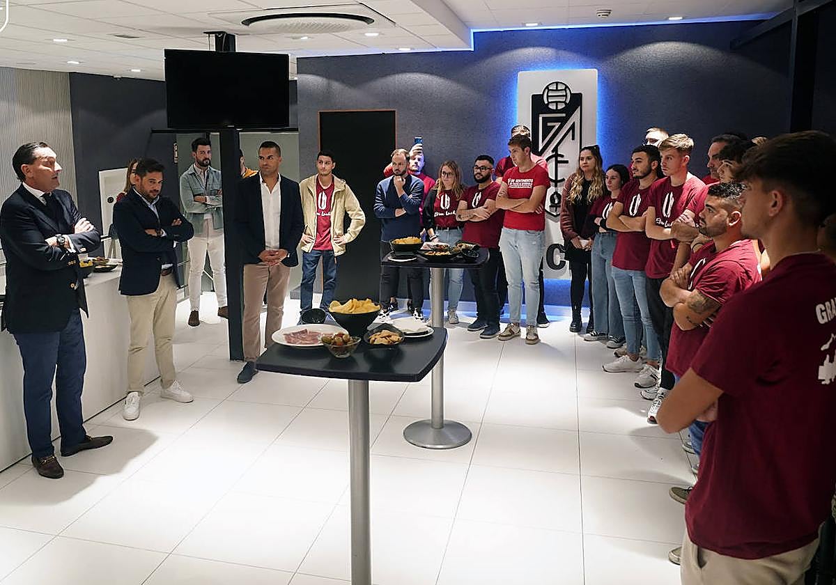 Encuentro del Granada con la peña La Horizontal meses atrás.