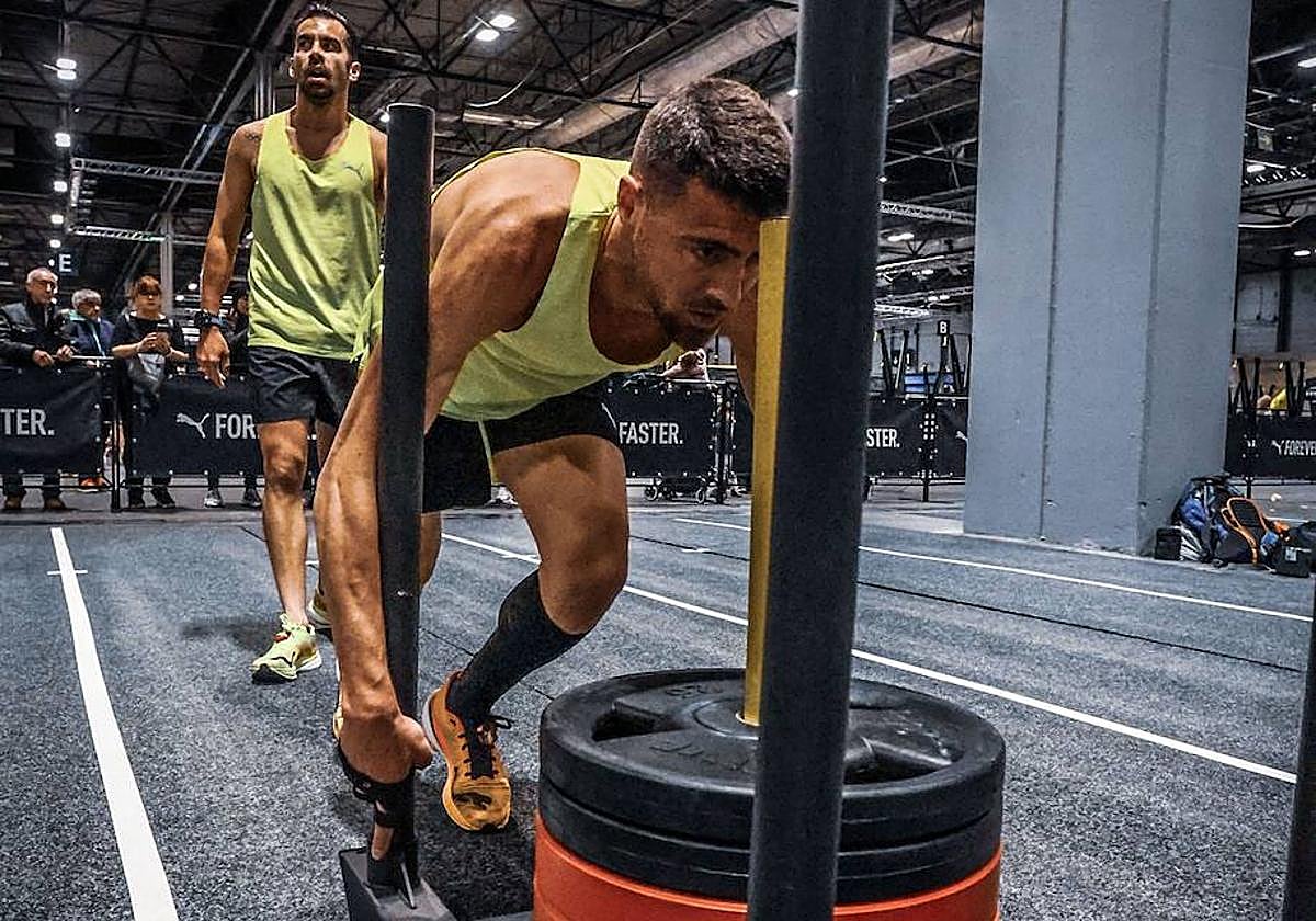 Pablo Sánchez, en pleno 'workout' con Kevin López tras él.