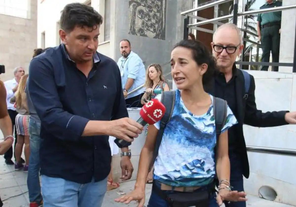 Patricia Ramírez (c), madre del niño Gabriel Cruz, sale de la Audiencia Provincial de Almería, tras la segunda sesión del juicio contra Ana Julia Quezada.