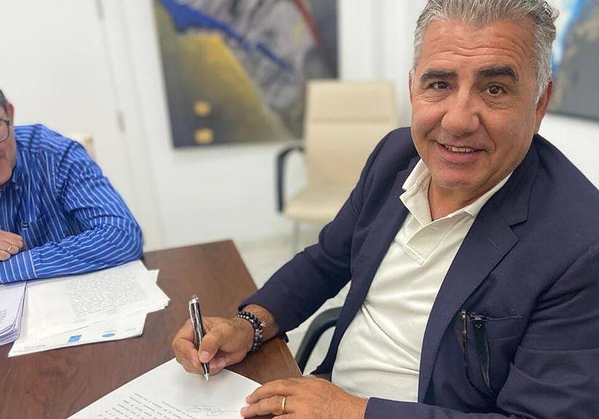 Alejandro Bouza firmó el traspaso del Pvo. El Ejido.