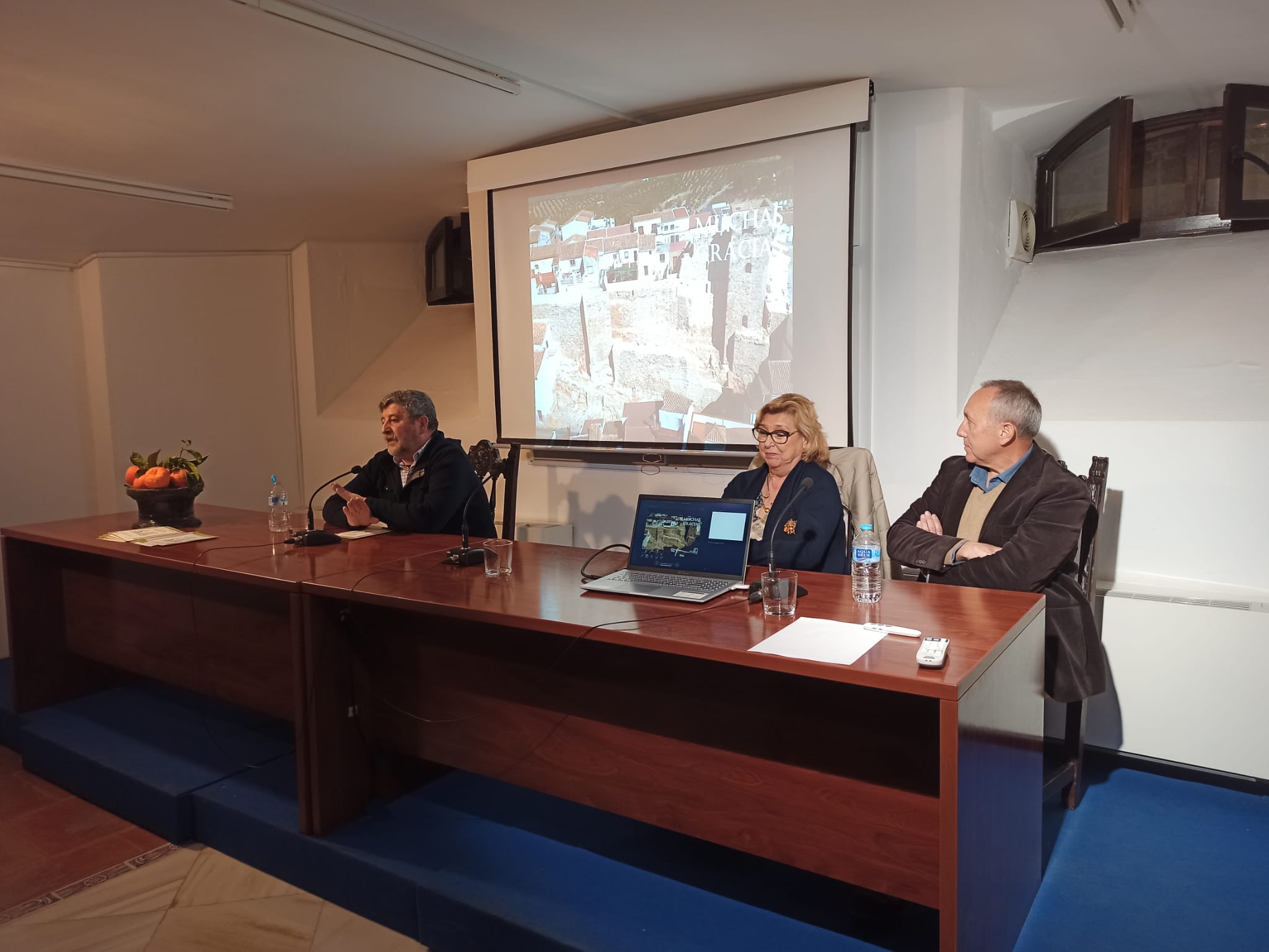 Juan Carlos Castillo Armenteros y Mercedes Navarro Pérez, colaboradores del IEG y profesores de Historia Medieval de la UJA, y José Luis Serrano Peña.