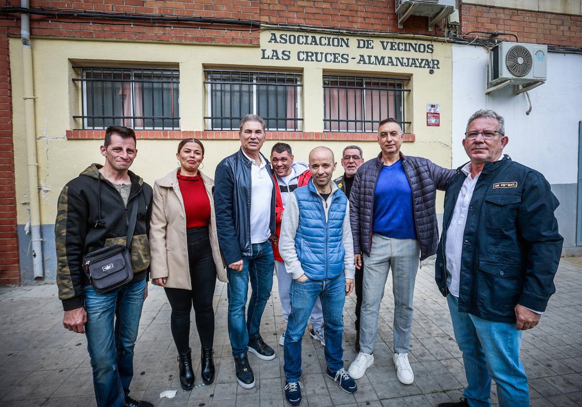 Ángel Rubio, presidente de la AAVV de Almanjáyar (tercero por la izquierda), junto con vecinos y socios ante la sede de la organización.