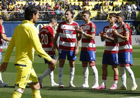 Los futbolistas del Granada aplauden al saltar al Estadio de la Cerámica.