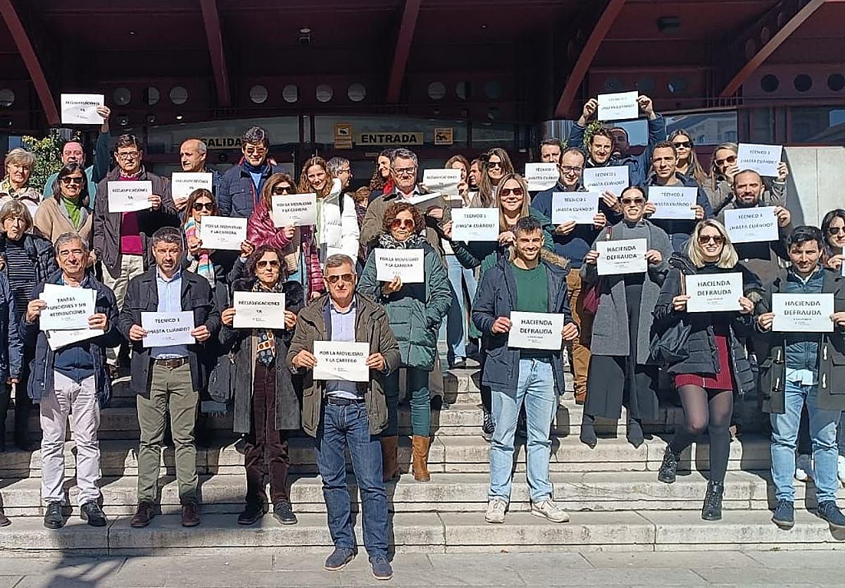 Los técnicos de Hacienda de Granada se concentran «contra la crisis de movilidad»