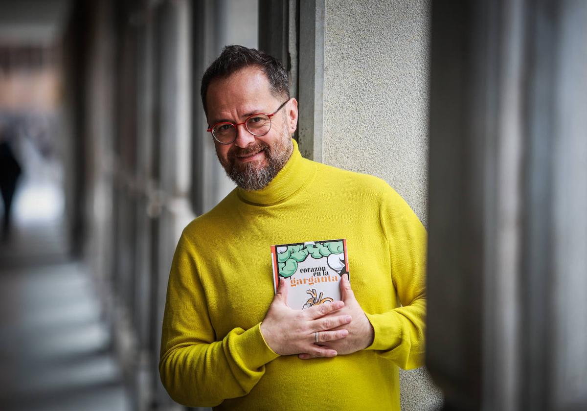 JuanjoIbáñez posa con 'Corazón en la garganta', en la calle Ganivet.