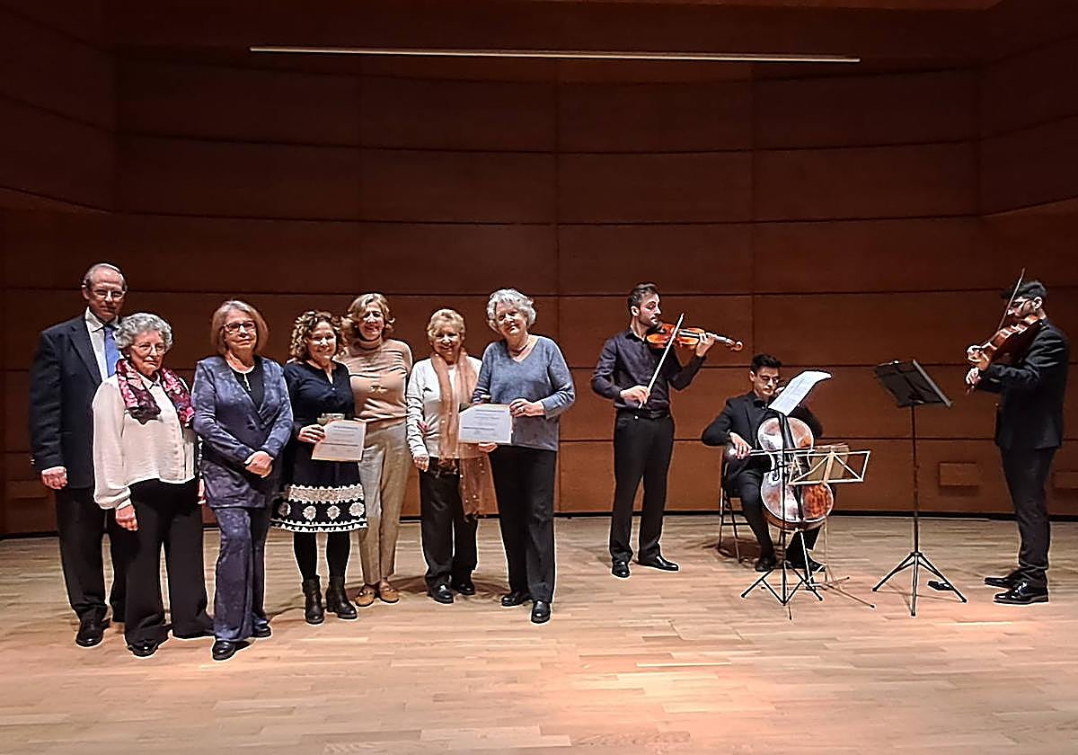 Miembros de Ofecum, junto a los músicos.