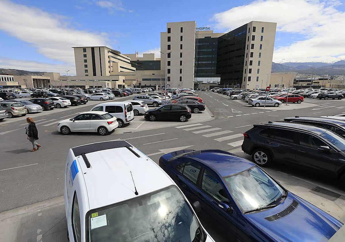 Vehículos estacionados en el parking del PTS de Granada.