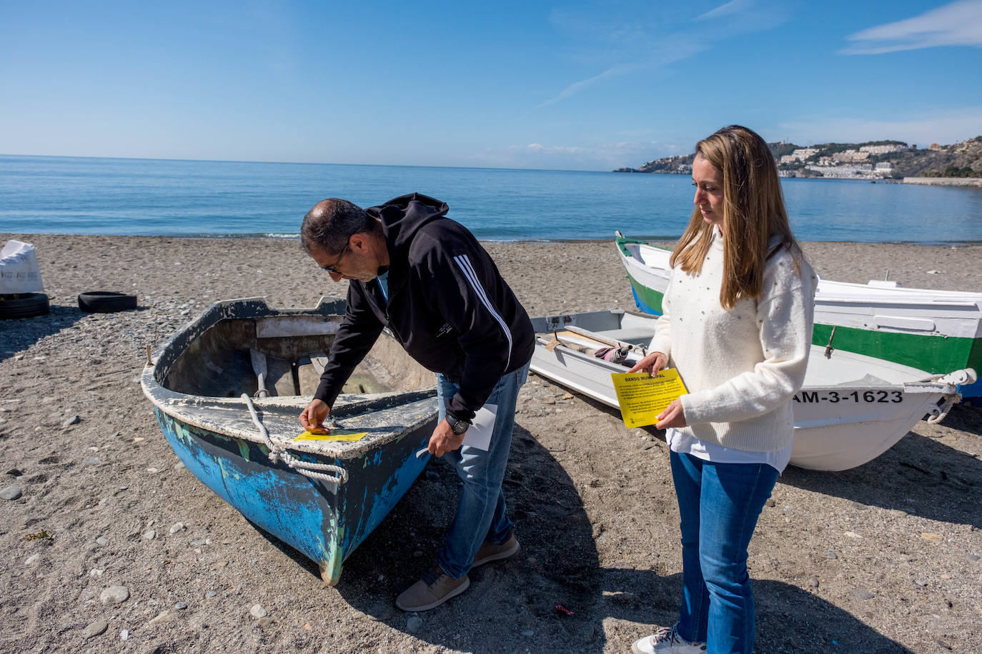 Imagen secundaria 1 - Almuñécar retirará de sus playas las barcas varadas que incumplan la normativa