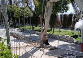 Construcción en el parque de La Alameda del acceso rodado al centro de salud.