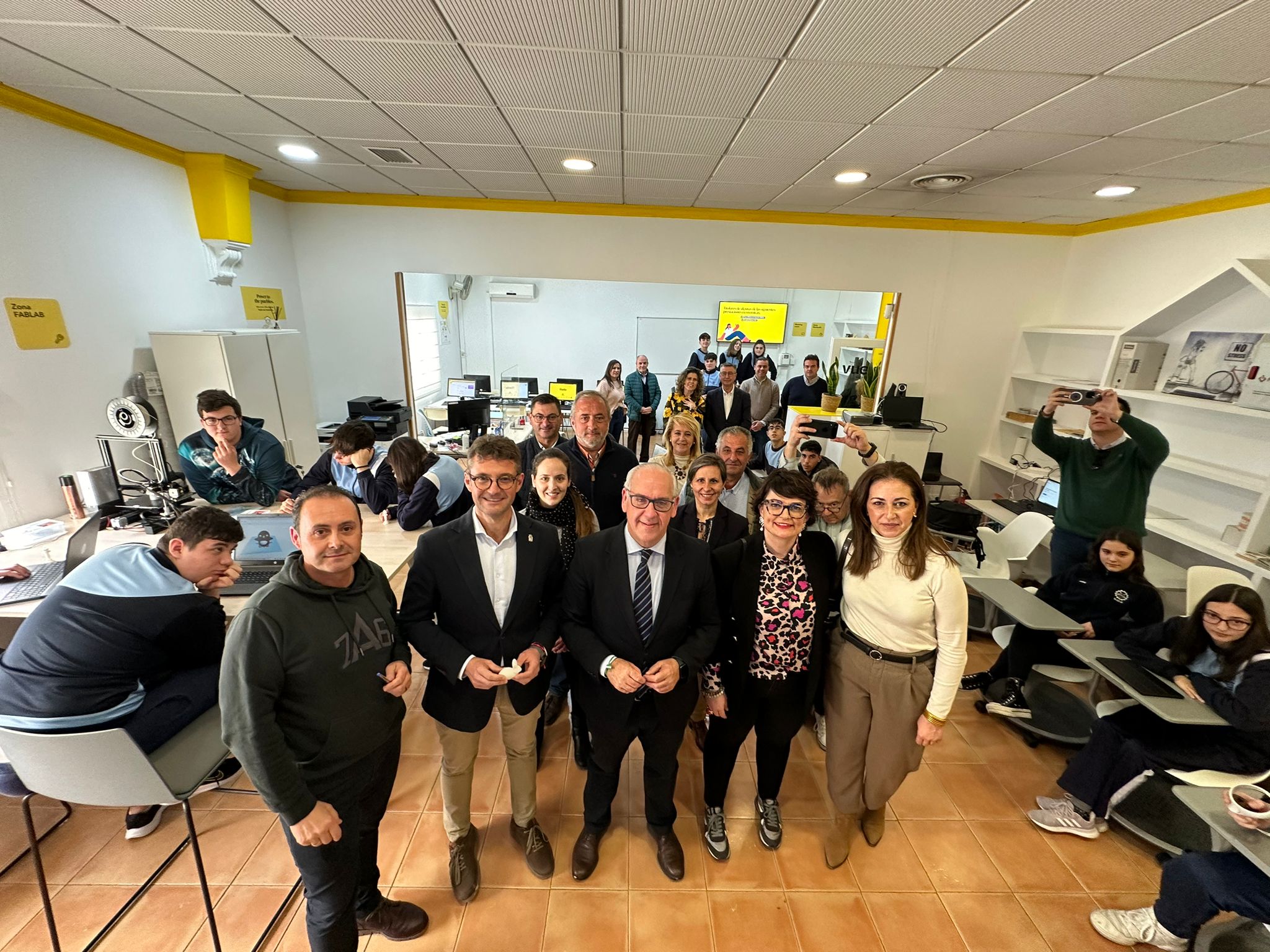 Políticos durante la visita al Punto Vuela de Villacarrillo.