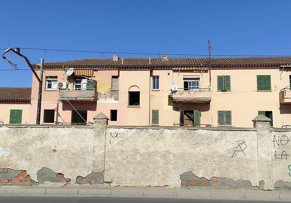 Los trabajos para soterrar las vías en Almería encuentran su primer escollo, las viviendas de la calle Ferrobús