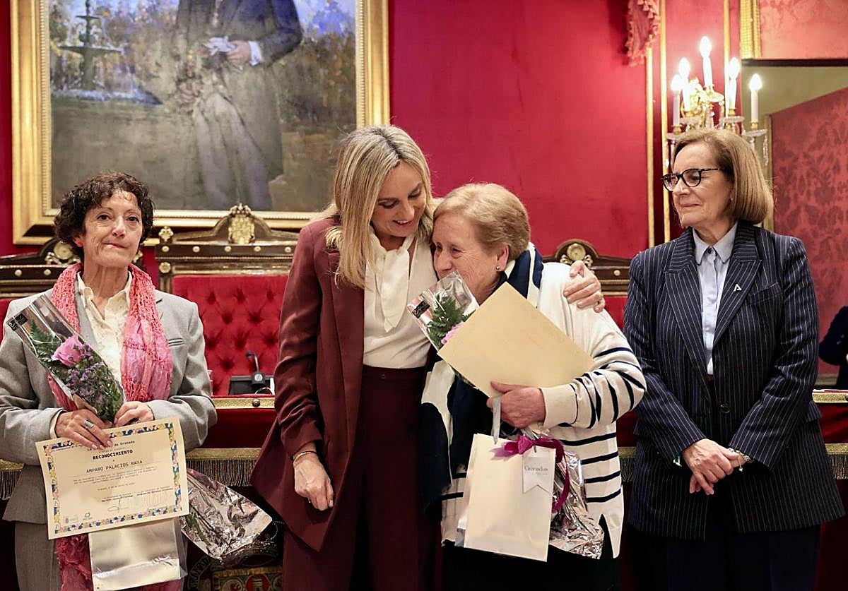 Entrega de las distinciones mujeres de todos los distritos en el Ayuntamiento