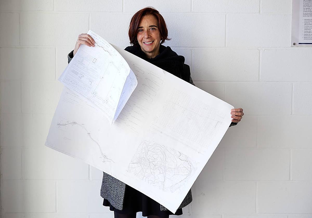 Ester Rodríguez Bailón posa con planos topográficos.
