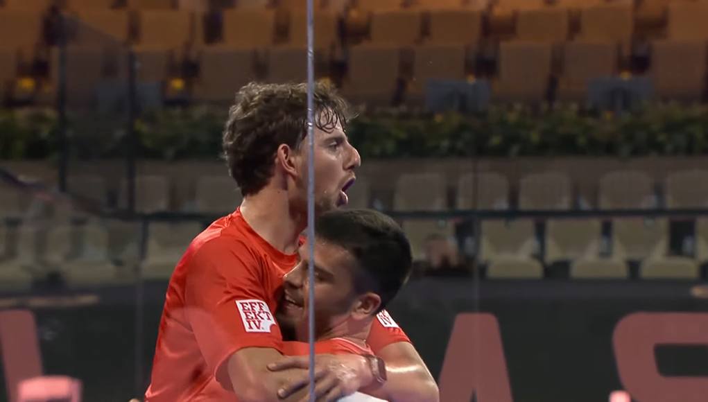 Mike Yanguas se abraza con Javi Garrido, subcampeones en Qatar tras un gran torneo.