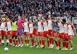 Bryan Zaragoza, a la derecha, celebra la goleada del Bayern al Mainz.