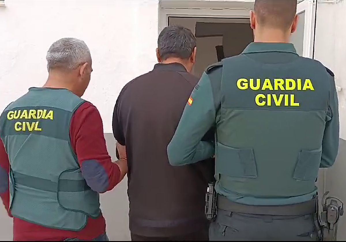 Momento de la detención del acusado de robos en vehículos profesionales