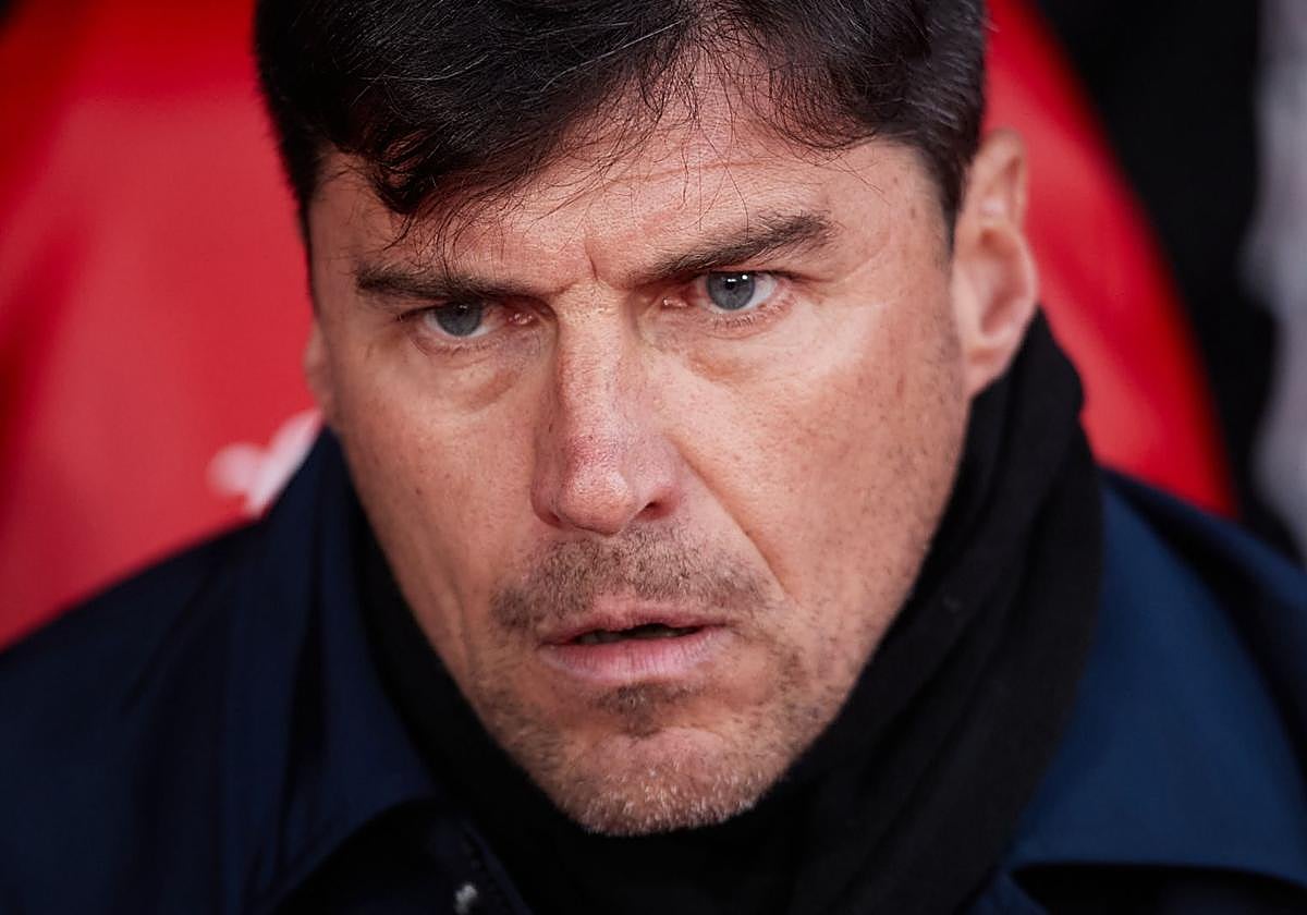 Alexander Medina, serio en su banquillo antes del partido.