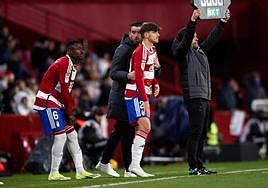 Martin Hongla y Gonzalo Villar, al salir al campo.