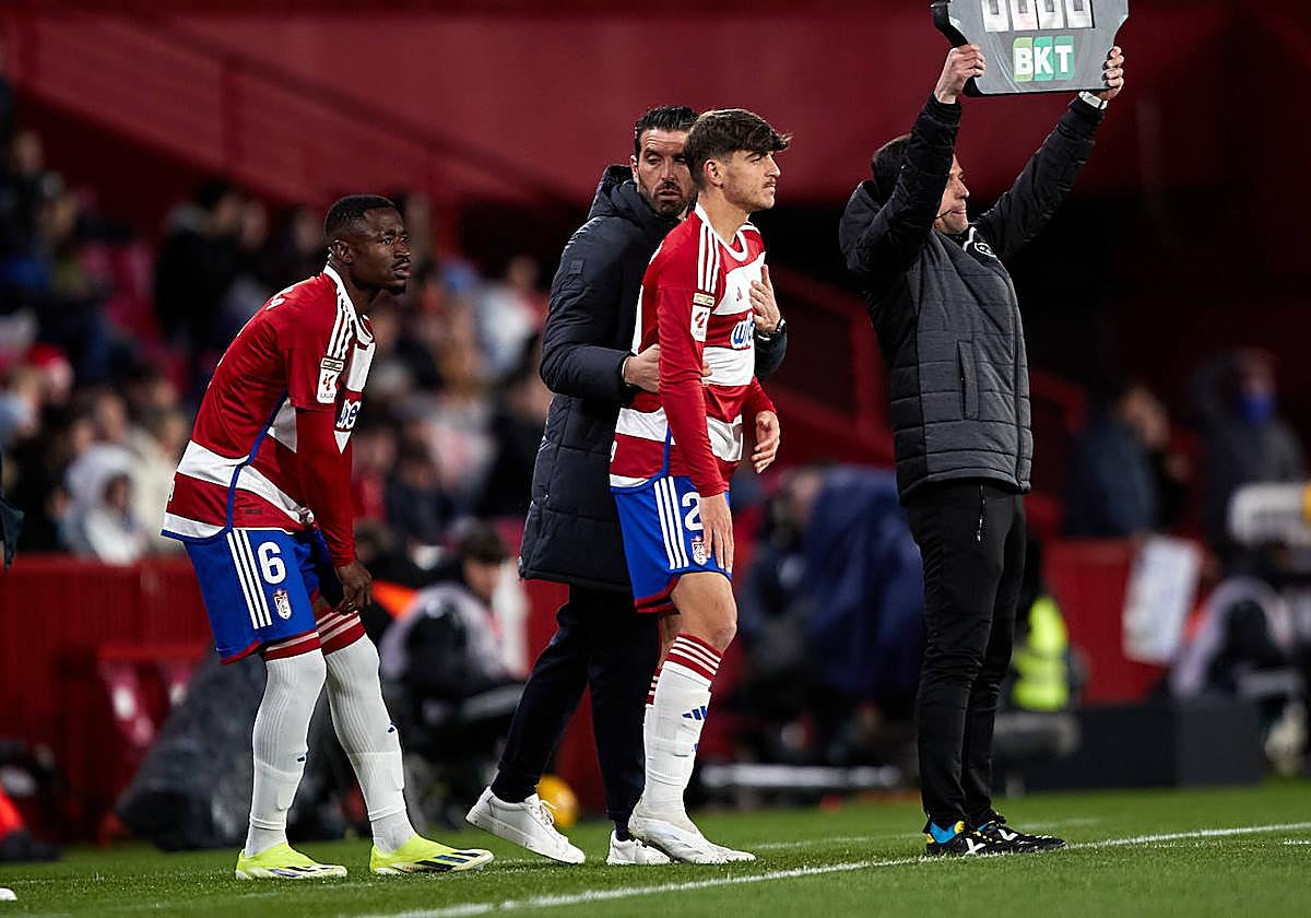 Martin Hongla y Gonzalo Villar, al salir al campo.