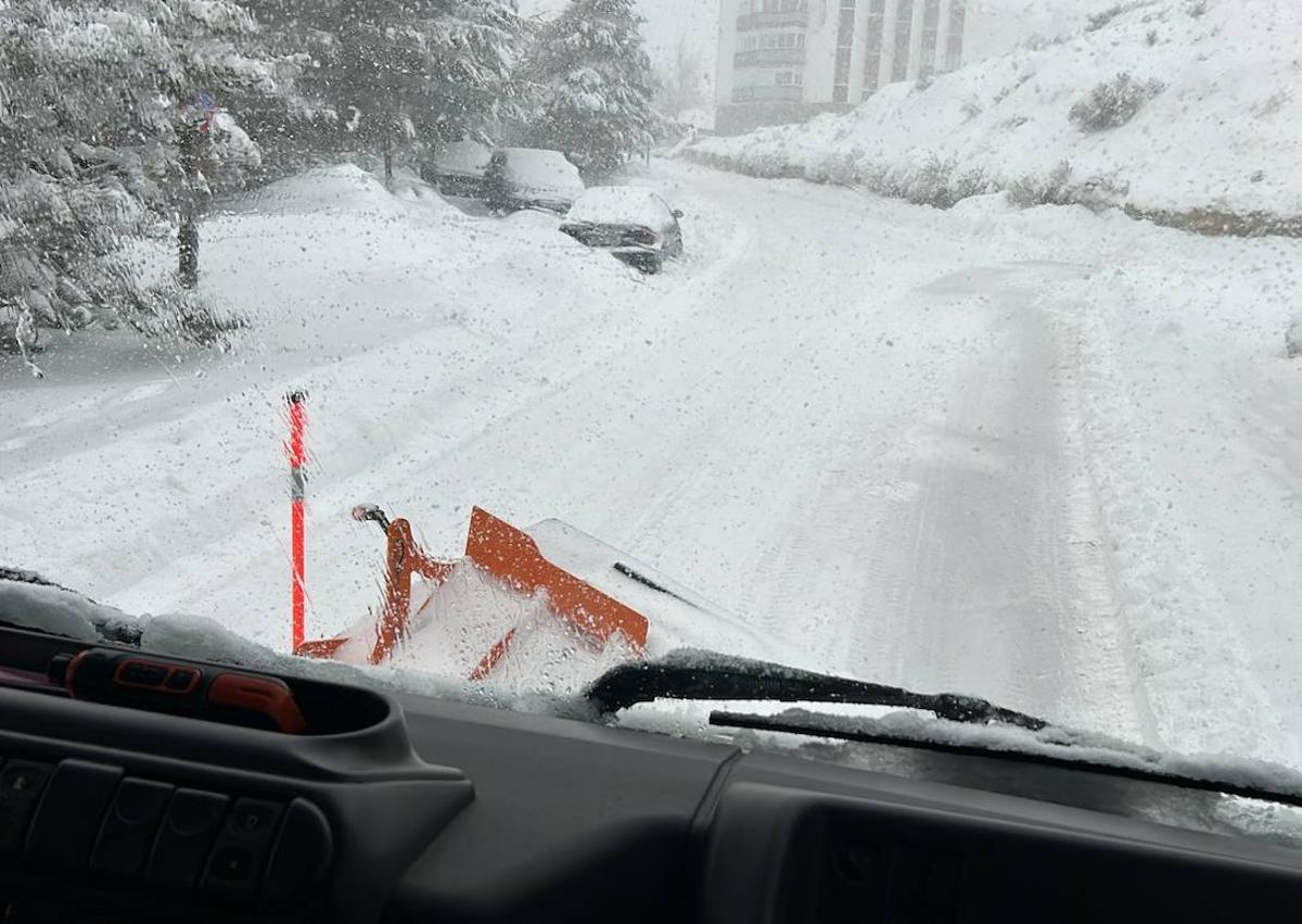 Imagen secundaria 1 - Las dos primeras imágenes, de labores de limpieza de nieve en Pradollano.; la tercera, del municipio de Torre Cardela.