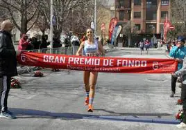 Eva Segura, ganadora en categoría femenina, a su llegada a la meta.