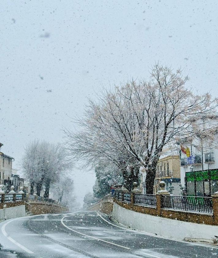 Imagen secundaria 2 - Las dos primeras imágenes, de labores de limpieza de nieve en Pradollano.; la tercera, del municipio de Torre Cardela.