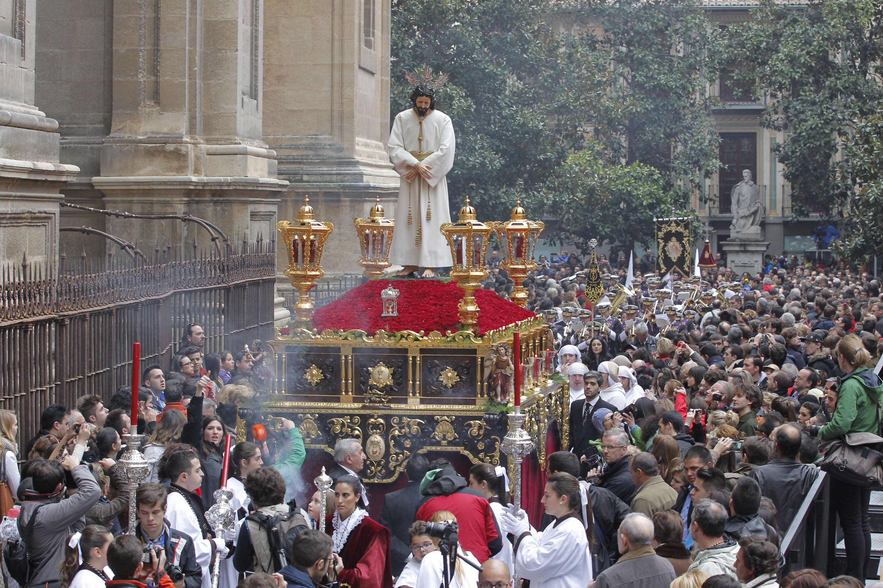 Procesión de Jesús Cautivo desde la basílica del Sagrario.