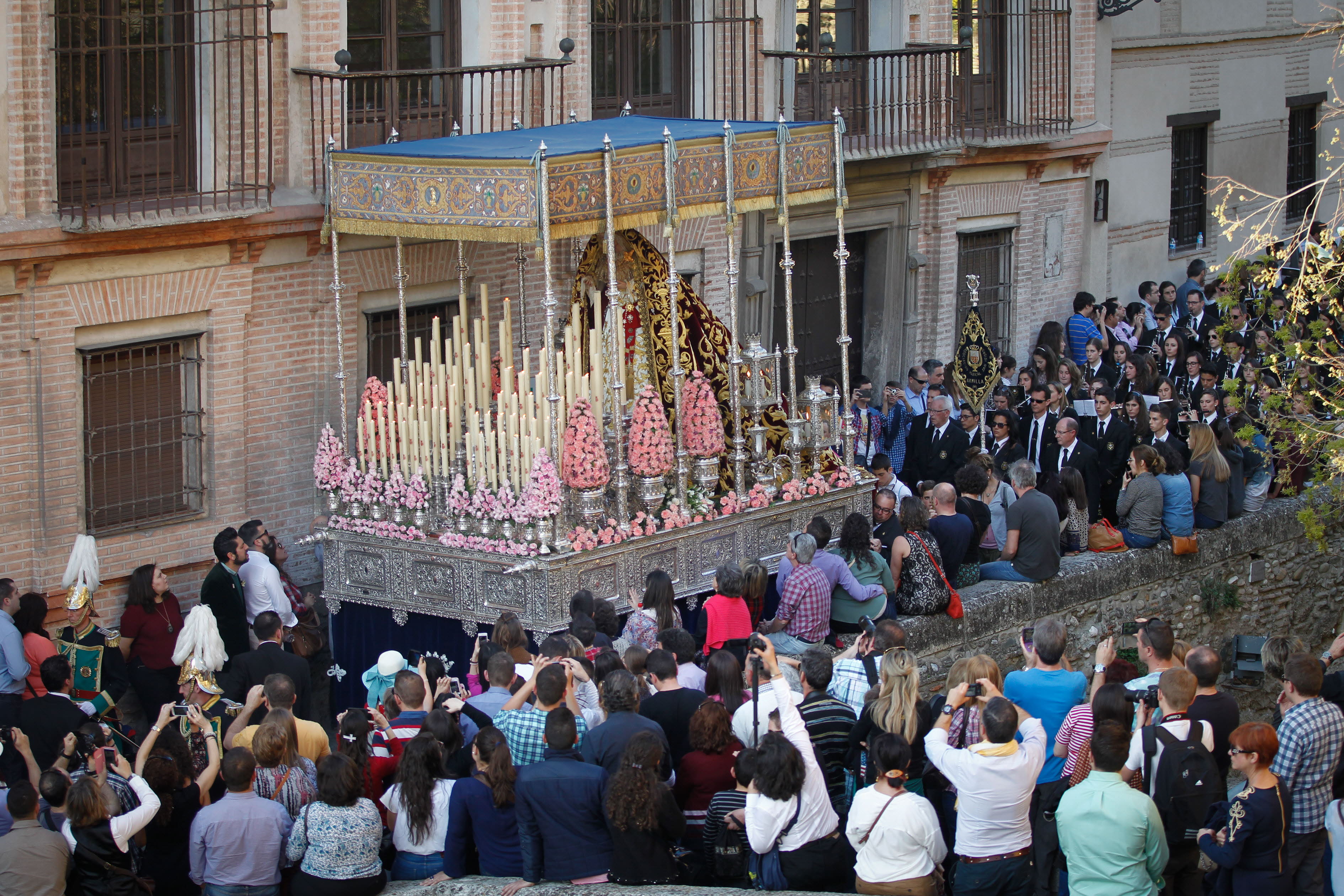 María Santísima de las Maravillas por la Carrera del Darro.